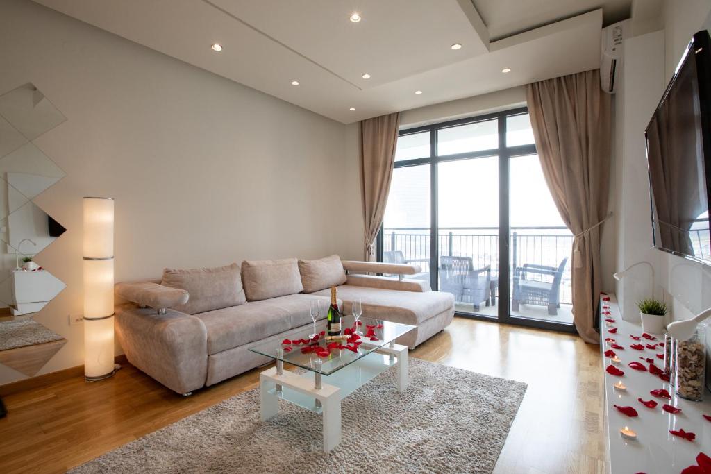 A soft beige sectional and champagne table in the bright living room